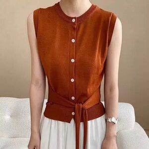Elegant Sleeveless Button-Up Blouse in Rust